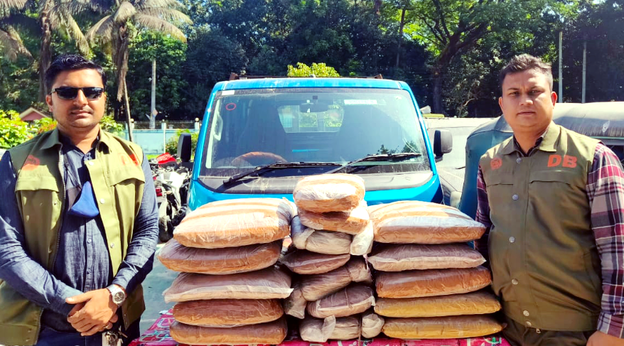 কুমিল্লায় ৫২ কেজি গাঁজা ও ১টি পিকআপ উদ্ধার